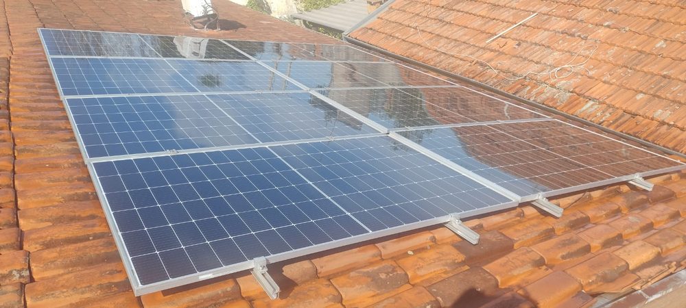 Instalação residencial LIM Energy — telhado cerâmico