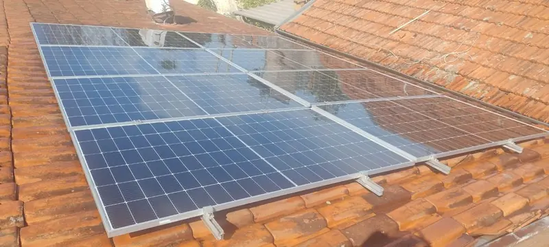 Sistema de energia solar residencial de 8,2 kWp em telhado cerâmico instalado pela LIM Energy em Campinas-SP
