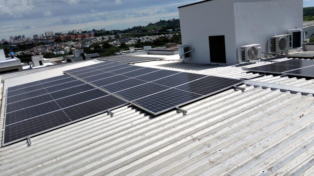 Instalação comercial LIM Energy — telhado metálico