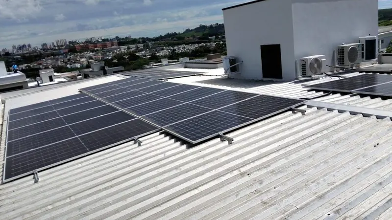 Sistema de energia solar comercial de 24 kWp em telhado metálico instalado pela LIM Energy em Sumaré-SP