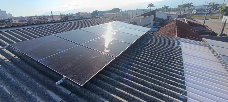 Sistema de energia solar comercial de 31 kWp em telhado industrial instalado pela LIM Energy em Americana-SP