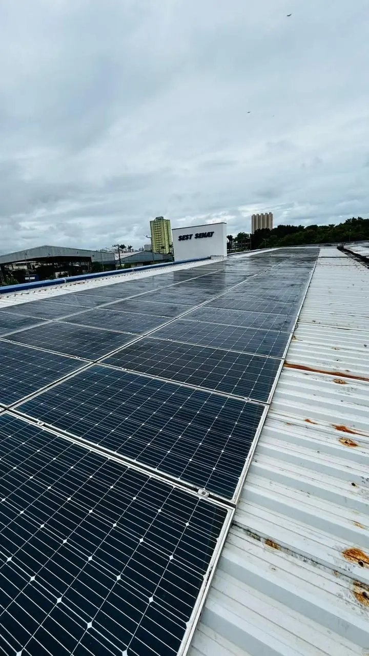 Sistema de energia solar em telhado metálico instalado pela LIM Energy