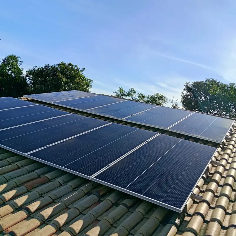 Sistema de energia solar residencial de 6,6 kWp em telhado cerâmico instalado pela LIM Energy em Americana-SP
