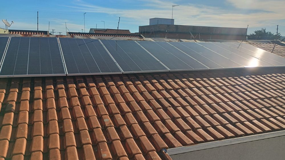 Instalação residencial LIM Energy — telhado cerâmico